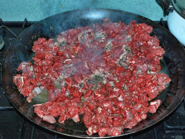 https://lemis.nyc3.digitaloceanspaces.com/grog/Photos/20080308/small/boiling-meat.jpeg