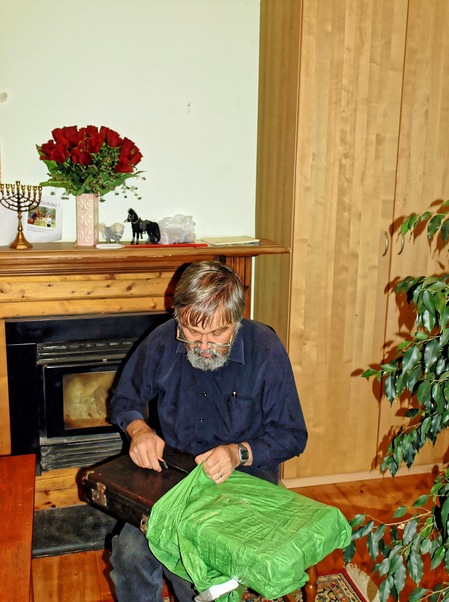 https://lemis.nyc3.digitaloceanspaces.com/grog/Photos/20080318/small/unpacking-3.jpeg