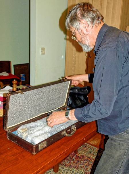 https://lemis.nyc3.digitaloceanspaces.com/grog/Photos/20080318/small/unpacking-4.jpeg