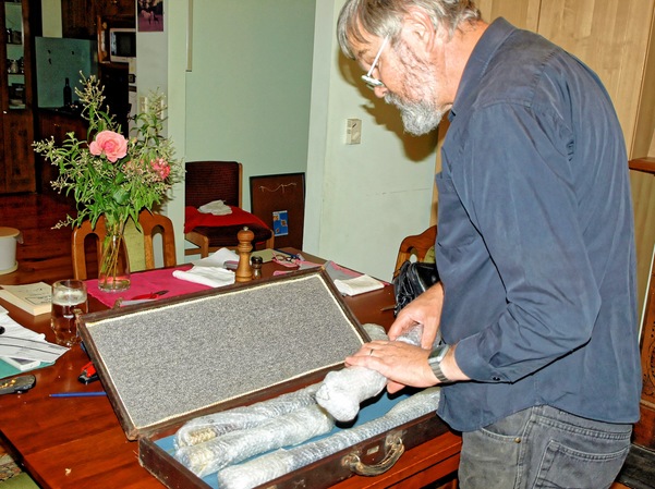 https://lemis.nyc3.digitaloceanspaces.com/grog/Photos/20080318/small/unpacking-5.jpeg