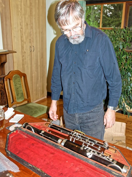 https://lemis.nyc3.digitaloceanspaces.com/grog/Photos/20080318/small/unpacking-6.jpeg