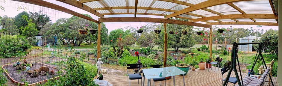 https://lemis.nyc3.digitaloceanspaces.com/grog/Photos/20090411/small/verandah-pano-2.jpeg