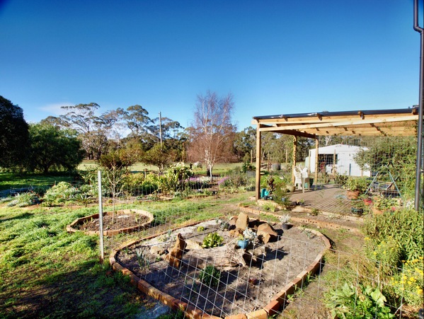 https://lemis.nyc3.digitaloceanspaces.com/grog/Photos/20090627/small/garden-se.jpeg