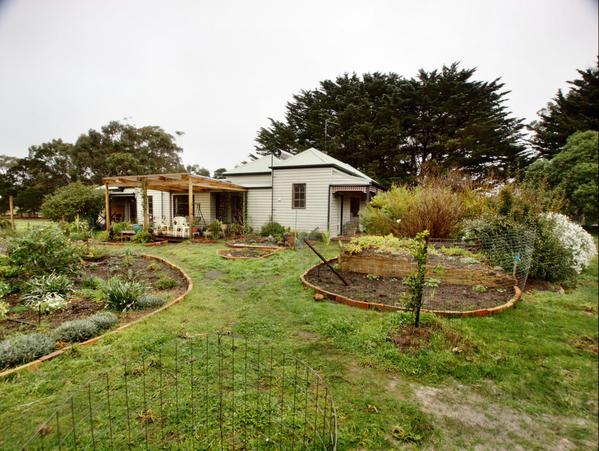 https://lemis.nyc3.digitaloceanspaces.com/grog/Photos/20090704/small/garden-ne-d.jpeg