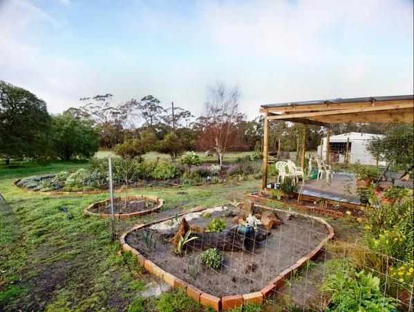 https://lemis.nyc3.digitaloceanspaces.com/grog/Photos/20090704/small/garden-se.jpeg