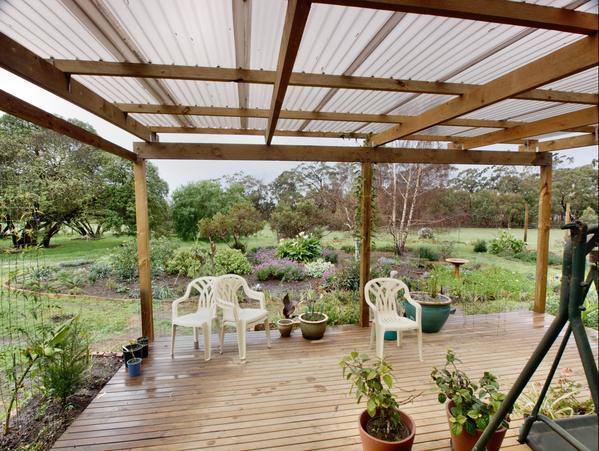 https://lemis.nyc3.digitaloceanspaces.com/grog/Photos/20090704/small/verandah-3.jpeg