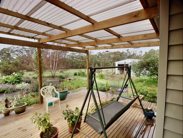 https://lemis.nyc3.digitaloceanspaces.com/grog/Photos/20090704/small/verandah-5.jpeg