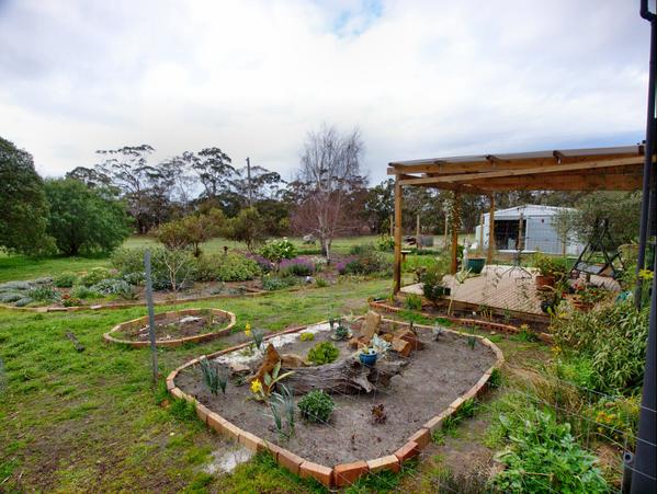 https://lemis.nyc3.digitaloceanspaces.com/grog/Photos/20090725/small/garden-se.jpeg