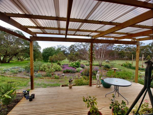 https://lemis.nyc3.digitaloceanspaces.com/grog/Photos/20090725/small/verandah-3.jpeg