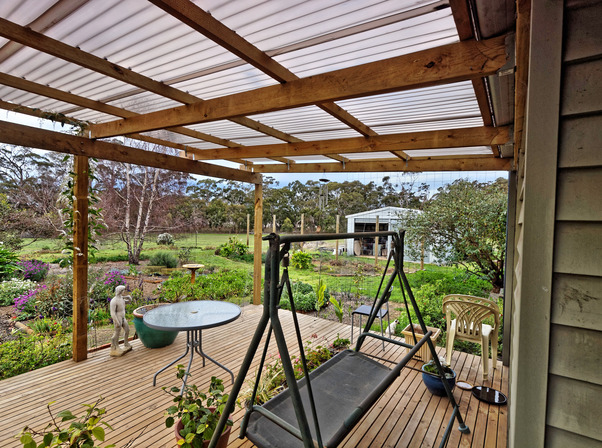 https://lemis.nyc3.digitaloceanspaces.com/grog/Photos/20090725/small/verandah-5_DxO.jpeg