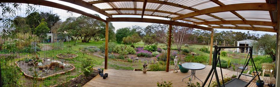 https://lemis.nyc3.digitaloceanspaces.com/grog/Photos/20090725/small/verandah-panorama.jpeg