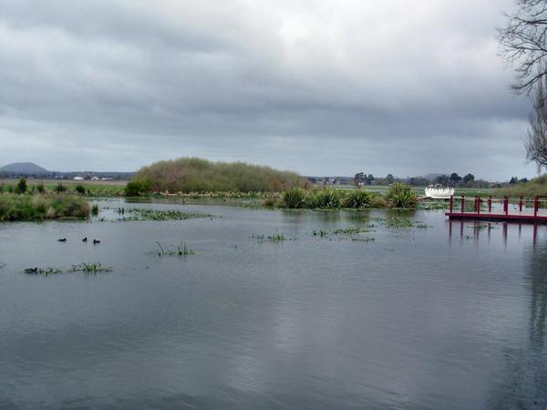 https://lemis.nyc3.digitaloceanspaces.com/grog/Photos/20090927/small/Lake-Wendouree-4.jpeg