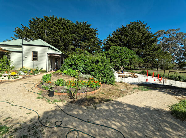 https://lemis.nyc3.digitaloceanspaces.com/grog/Photos/20091107/small/garden-ne-e.jpeg