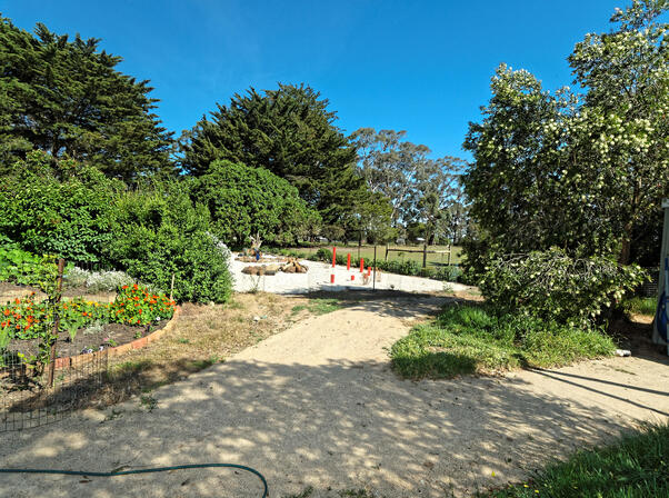 https://lemis.nyc3.digitaloceanspaces.com/grog/Photos/20091107/small/garden-ne-f.jpeg