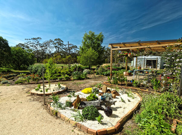 https://lemis.nyc3.digitaloceanspaces.com/grog/Photos/20091107/small/garden-se.jpeg
