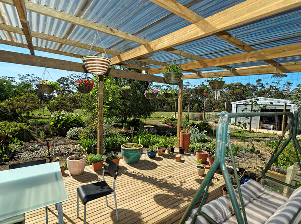 https://lemis.nyc3.digitaloceanspaces.com/grog/Photos/20091107/small/verandah-4.jpeg