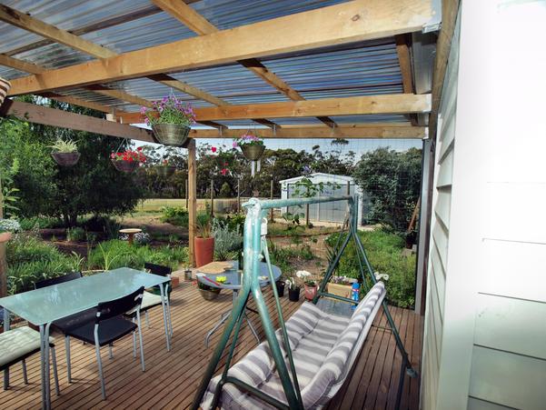 https://lemis.nyc3.digitaloceanspaces.com/grog/Photos/20091114/small/verandah-5.jpeg