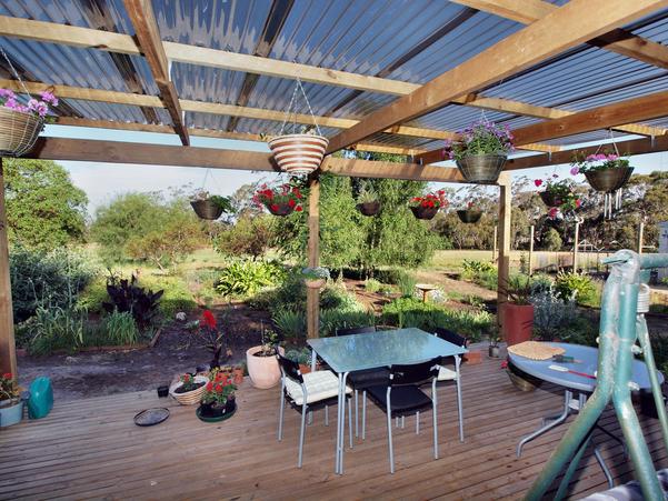https://lemis.nyc3.digitaloceanspaces.com/grog/Photos/20091114/small/verandah-d.jpeg