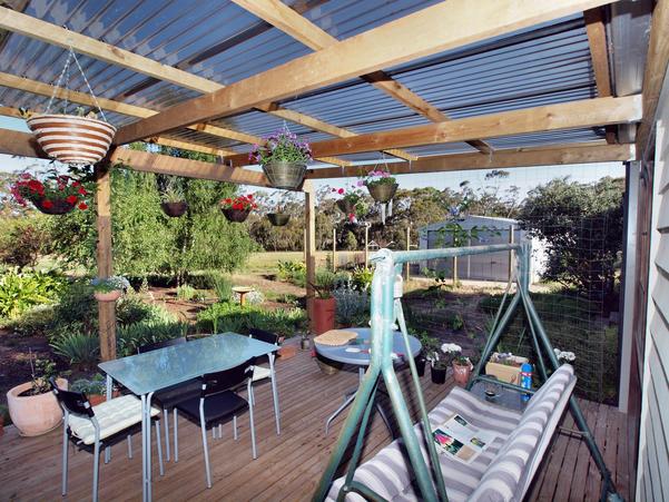 https://lemis.nyc3.digitaloceanspaces.com/grog/Photos/20091114/small/verandah-e.jpeg
