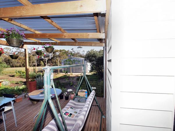 https://lemis.nyc3.digitaloceanspaces.com/grog/Photos/20091114/small/verandah-f.jpeg