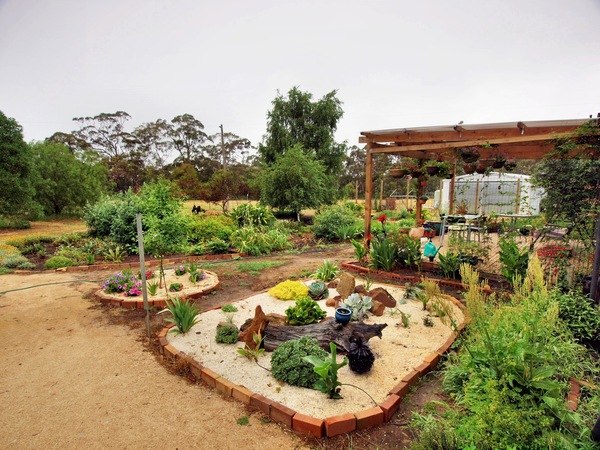 https://lemis.nyc3.digitaloceanspaces.com/grog/Photos/20091121/small/garden-se.jpeg