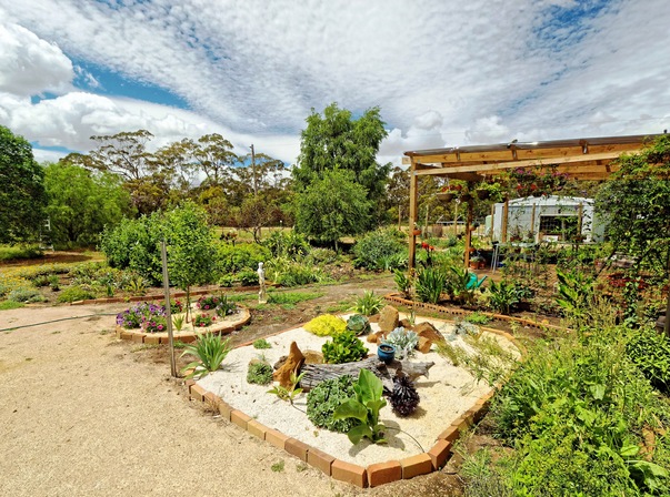 https://lemis.nyc3.digitaloceanspaces.com/grog/Photos/20091128/small/garden-se.jpeg