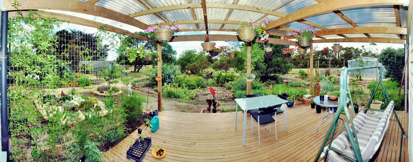 https://lemis.nyc3.digitaloceanspaces.com/grog/Photos/20091128/small/verandah-panorama-old.jpeg