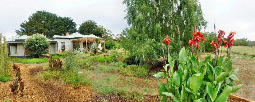 https://lemis.nyc3.digitaloceanspaces.com/grog/Photos/20100102/small/panorama-to-house.jpeg