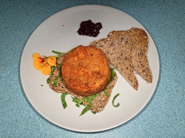 https://lemis.nyc3.digitaloceanspaces.com/grog/Photos/20100128/small/Baked-Camembert-2.jpeg