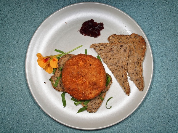https://lemis.nyc3.digitaloceanspaces.com/grog/Photos/20100128/small/Baked-Camembert-4.jpeg