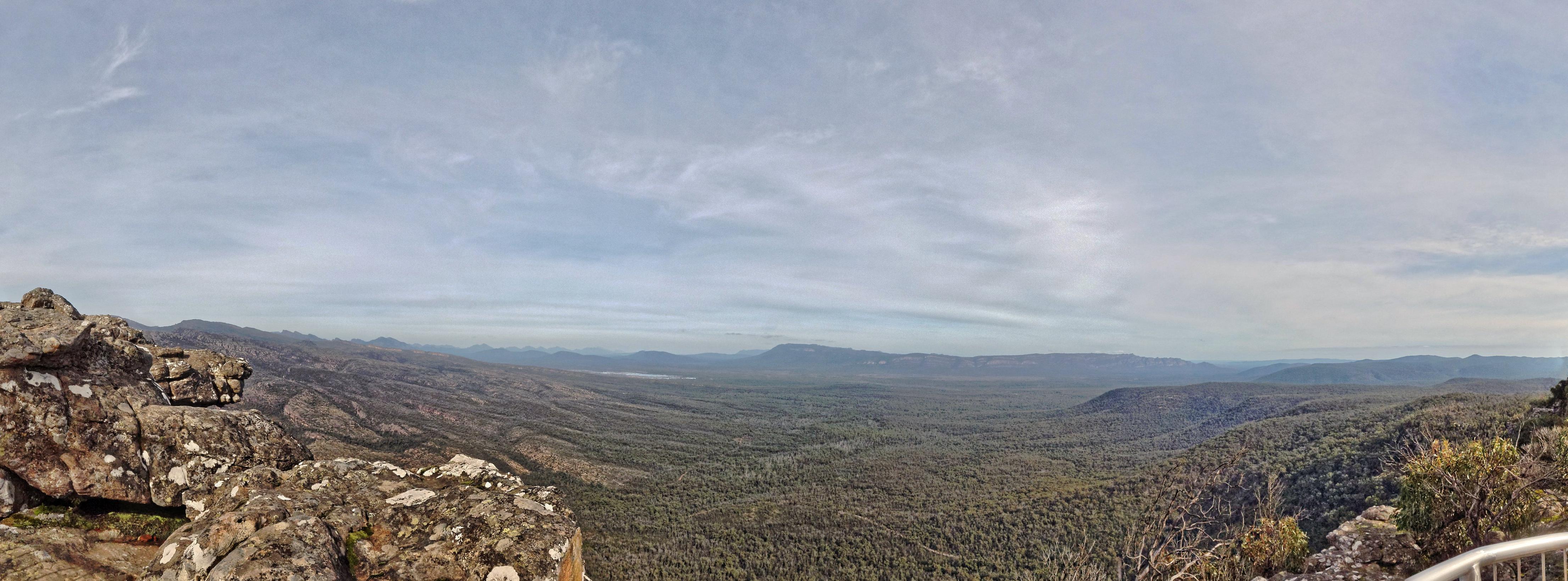 https://lemis.nyc3.digitaloceanspaces.com/grog/Photos/20100622/big/Grampians-panorama-old.jpeg
