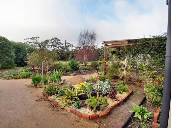 https://lemis.nyc3.digitaloceanspaces.com/grog/Photos/20100731/small/garden-se.jpeg