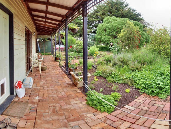 https://lemis.nyc3.digitaloceanspaces.com/grog/Photos/20101128/small/house-nw.jpeg