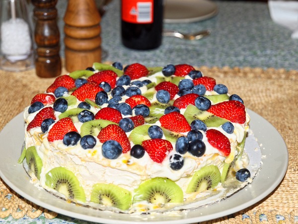 https://lemis.nyc3.digitaloceanspaces.com/grog/Photos/20101227/small/Pavlova-1.jpeg