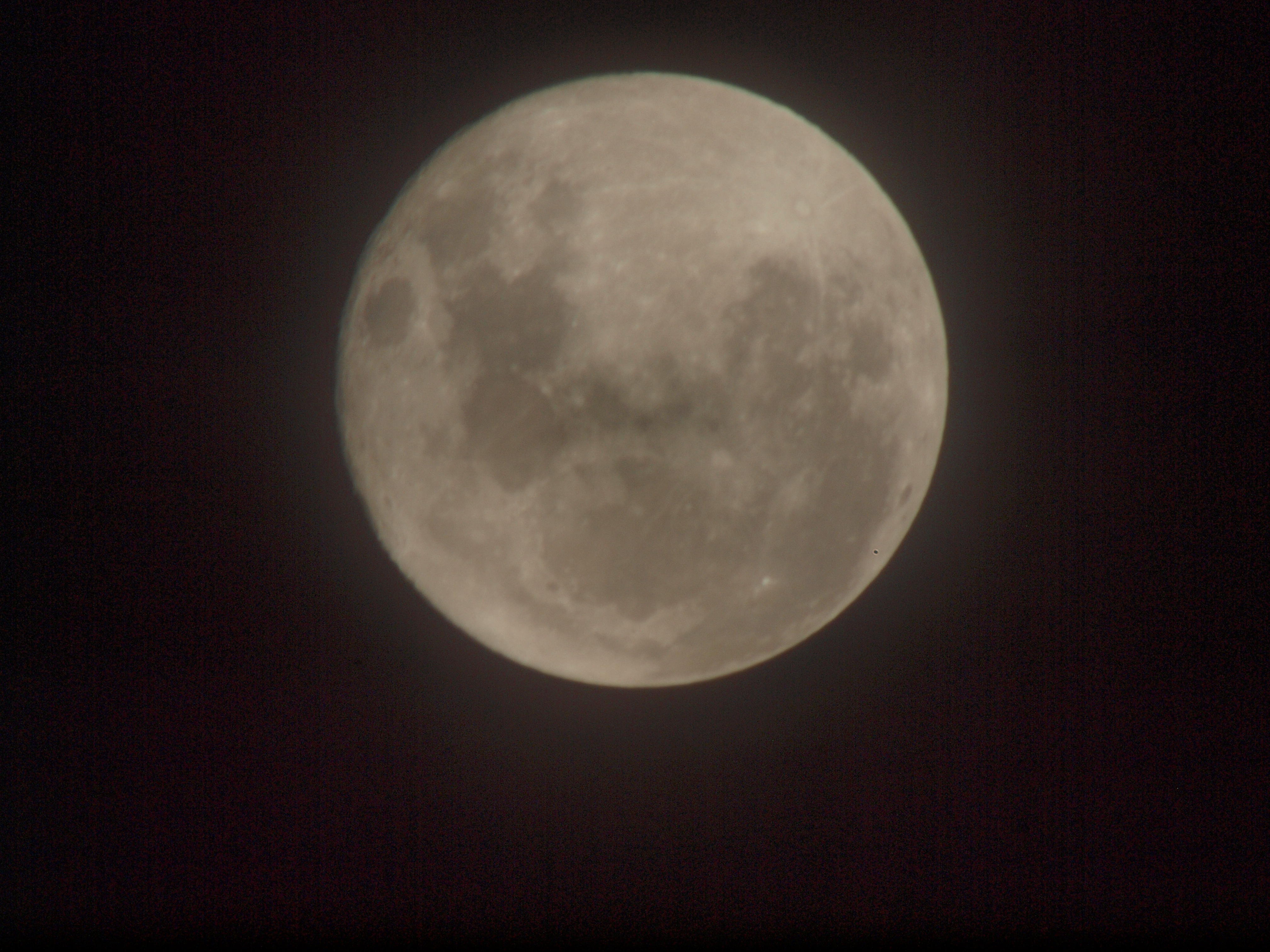 https://lemis.nyc3.digitaloceanspaces.com/grog/Photos/20110320/big/Moon-1-orig.jpeg