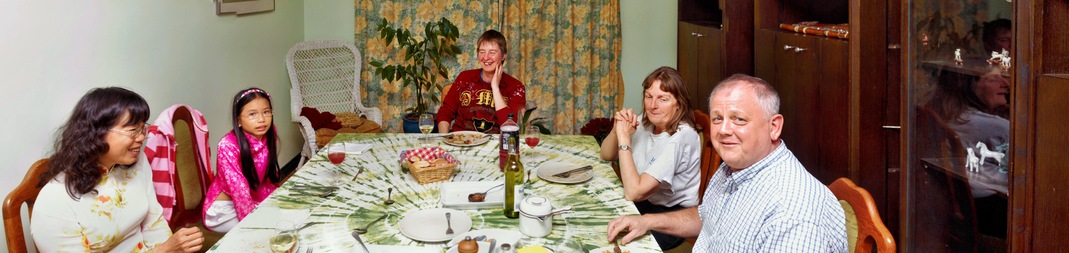 https://lemis.nyc3.digitaloceanspaces.com/grog/Photos/20110702/small/Dinner-table-1.jpeg