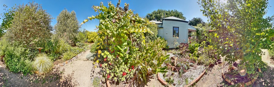 https://lemis.nyc3.digitaloceanspaces.com/grog/Photos/20150321/small/garden-path-centre.jpeg