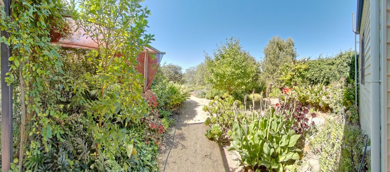 https://lemis.nyc3.digitaloceanspaces.com/grog/Photos/20150321/small/garden-se.jpeg