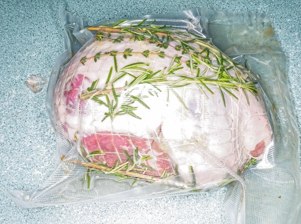 https://lemis.nyc3.digitaloceanspaces.com/grog/Photos/20150403/small/Gigot-sous-vide-1.jpeg
