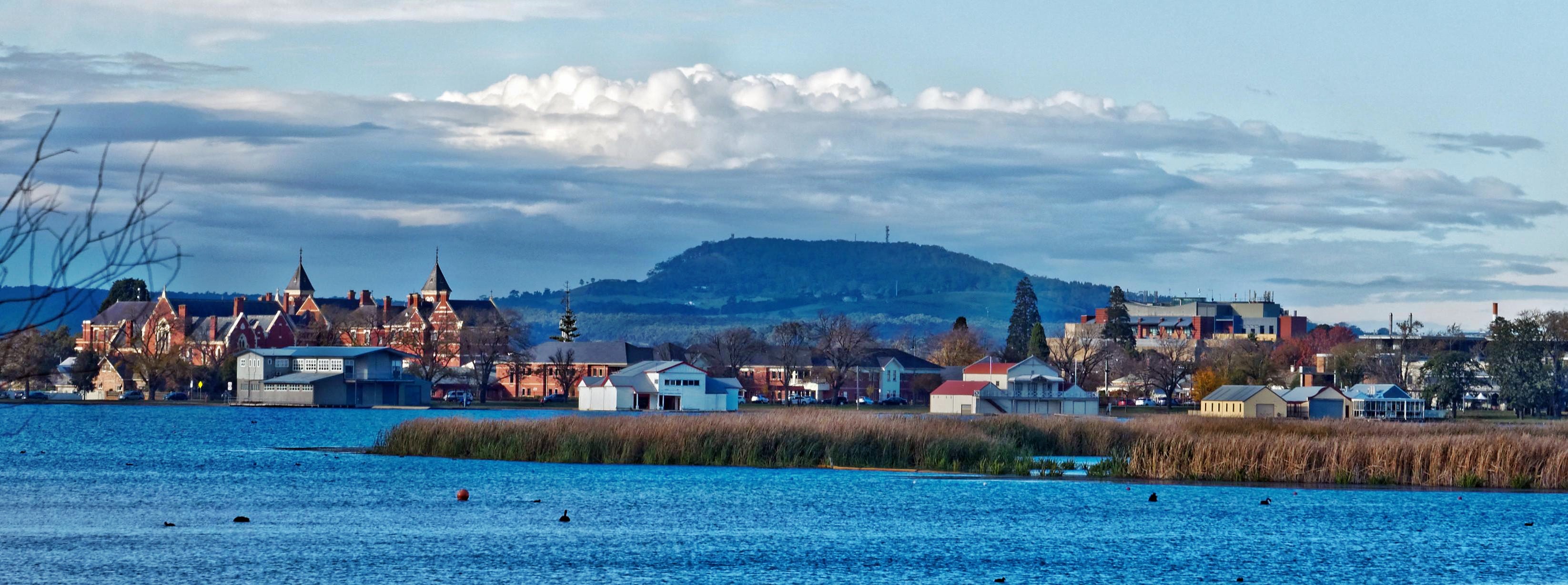 https://lemis.nyc3.digitaloceanspaces.com/grog/Photos/20170523/big/Lake-Wendouree-38-detail.jpeg