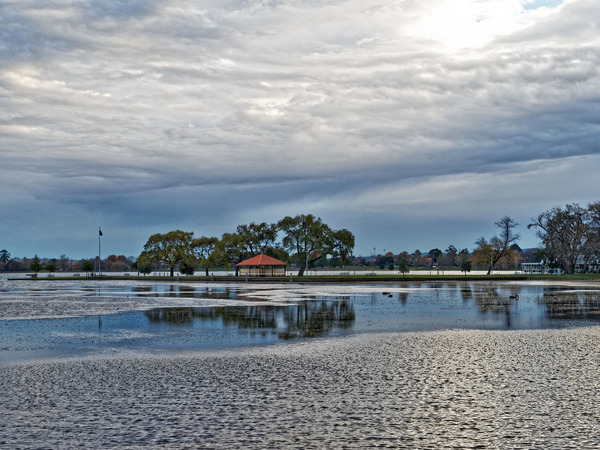 https://lemis.nyc3.digitaloceanspaces.com/grog/Photos/20170523/small/Lake-Wendouree-11.jpeg