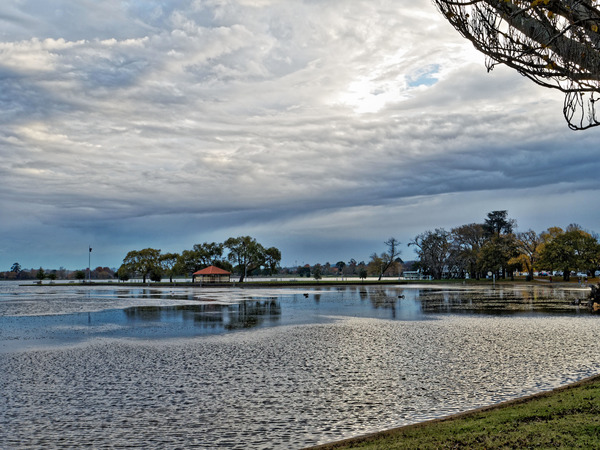 https://lemis.nyc3.digitaloceanspaces.com/grog/Photos/20170523/small/Lake-Wendouree-12.jpeg