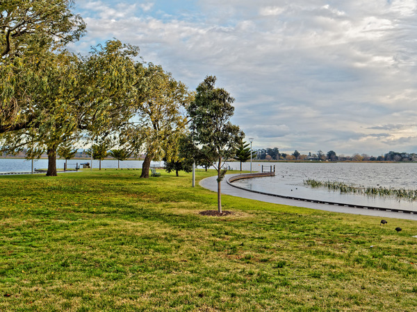 https://lemis.nyc3.digitaloceanspaces.com/grog/Photos/20170523/small/Lake-Wendouree-17.jpeg