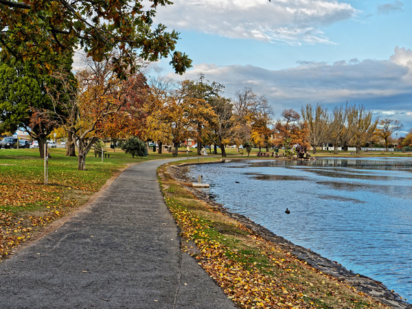 https://lemis.nyc3.digitaloceanspaces.com/grog/Photos/20170523/small/Lake-Wendouree-21.jpeg