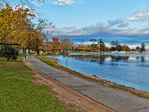 https://lemis.nyc3.digitaloceanspaces.com/grog/Photos/20170523/small/Lake-Wendouree-22.jpeg