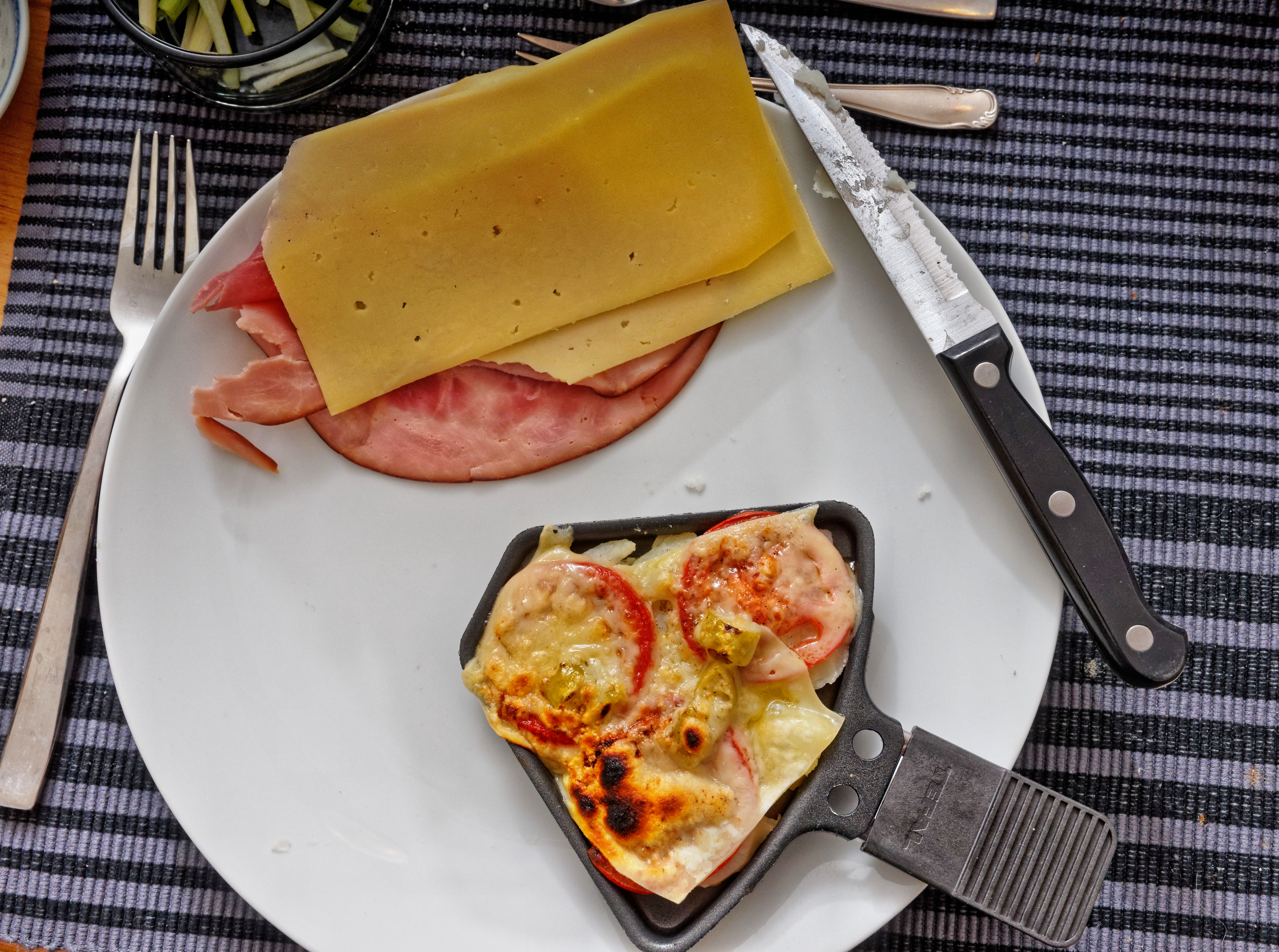 https://lemis.nyc3.digitaloceanspaces.com/grog/Photos/20170909/big/Raclette-cheese-3.jpeg