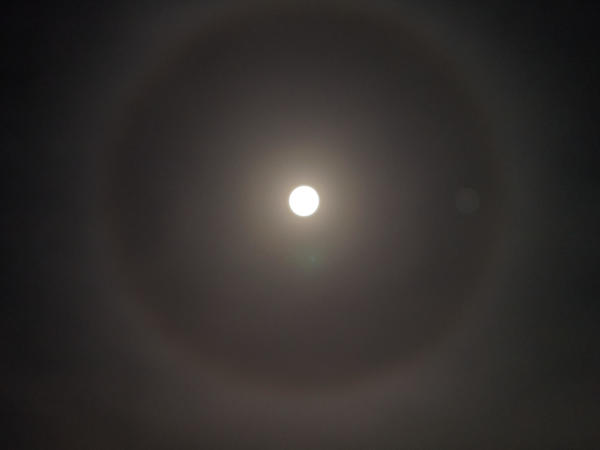 https://lemis.nyc3.digitaloceanspaces.com/grog/Photos/20180526/small/Moon-halo-1.jpeg