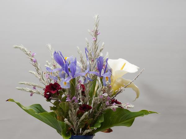 https://lemis.nyc3.digitaloceanspaces.com/grog/Photos/20191019/small/Flower-arrangement-1.jpeg
