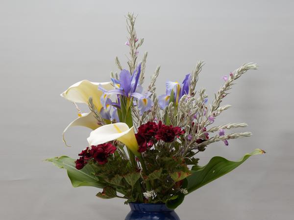 https://lemis.nyc3.digitaloceanspaces.com/grog/Photos/20191019/small/Flower-arrangement-2.jpeg