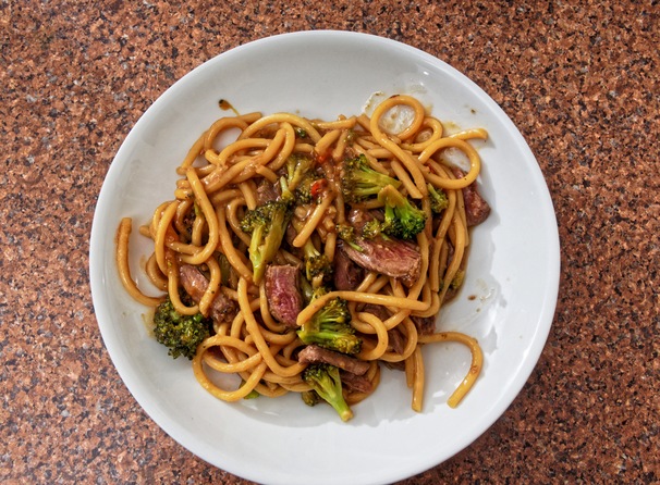 https://lemis.nyc3.digitaloceanspaces.com/grog/Photos/20230929/small/Beef-and-broccoli-noodles-3.jpeg